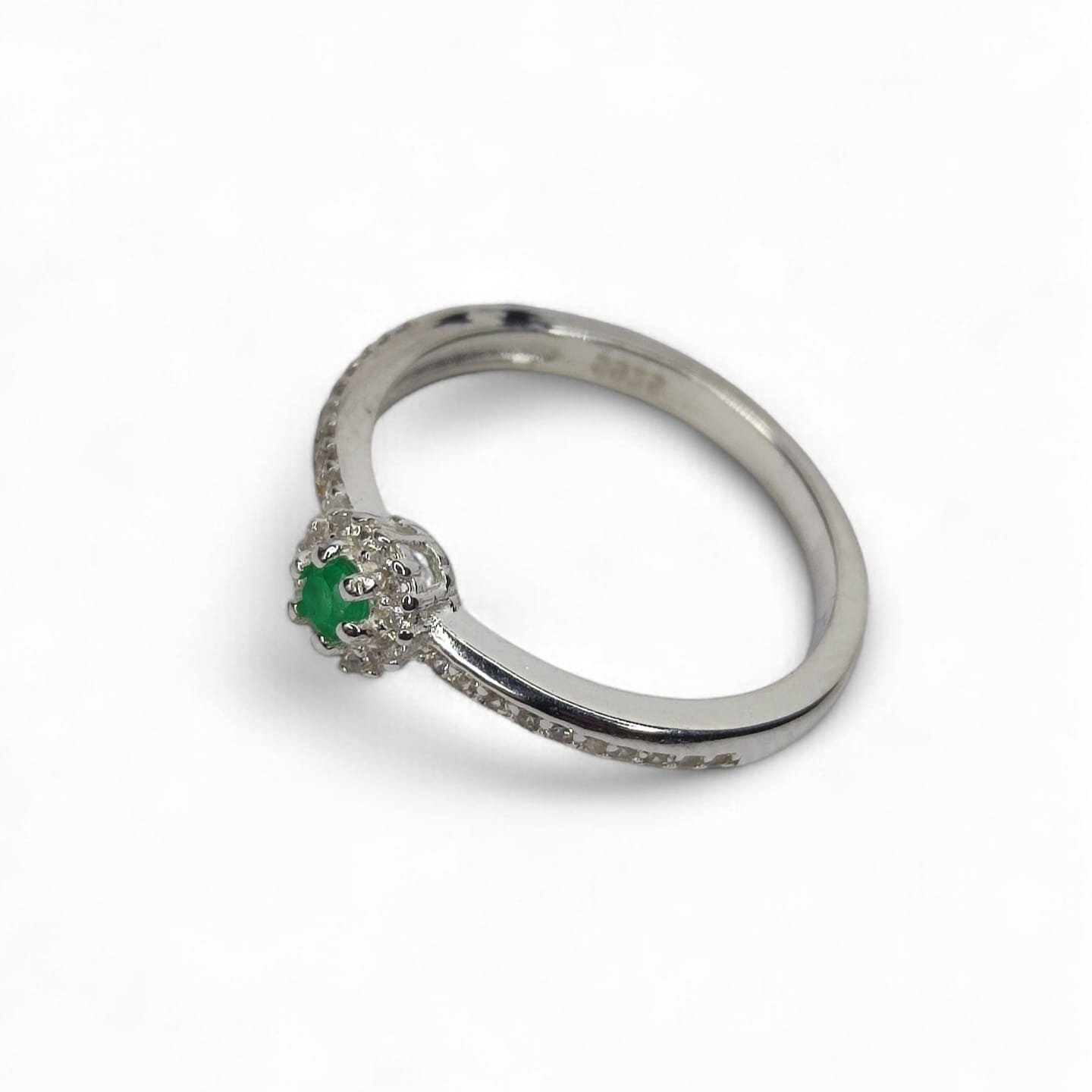 Anillo en plata ley 925 con esmeralda Natural
