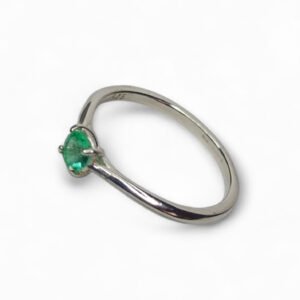 Anillo en plata ley 925 con esmeralda Natural