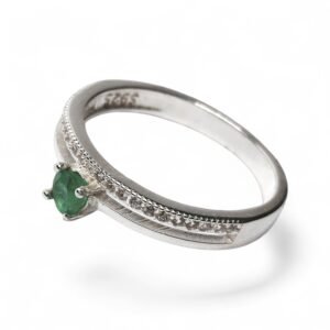 Anillo en plata ley 925 con esmeralda natural