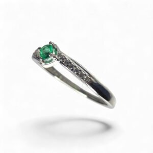 Anillo en plata ley 925 con esmeralda Natural