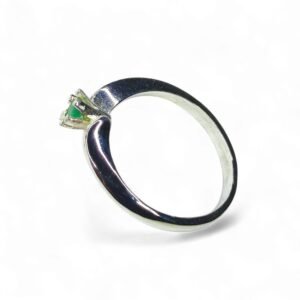 Anillo en plata ley 925 con esmeralda Natural
