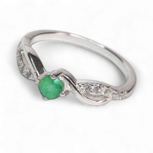 Anillo en plata ley 925 con esmeralda natural