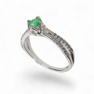 Anillo en plata ley 925 con esmeralda Natural