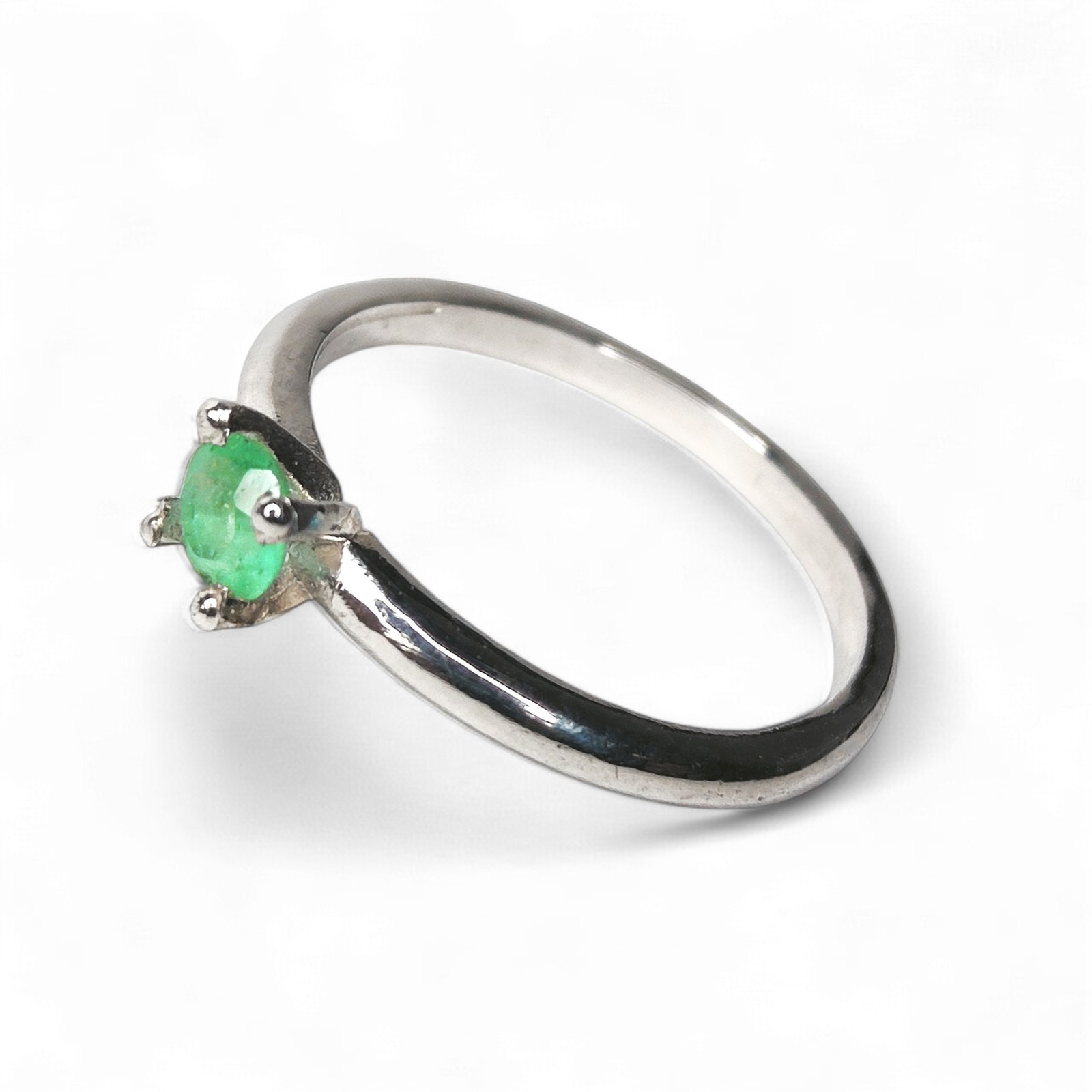 Anillo en plata ley 925 con esmeralda Natural